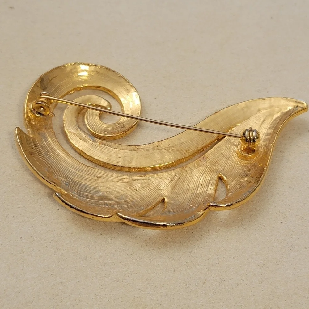 • SALE! Goldtone Shell Brooch • Shiny • Like New